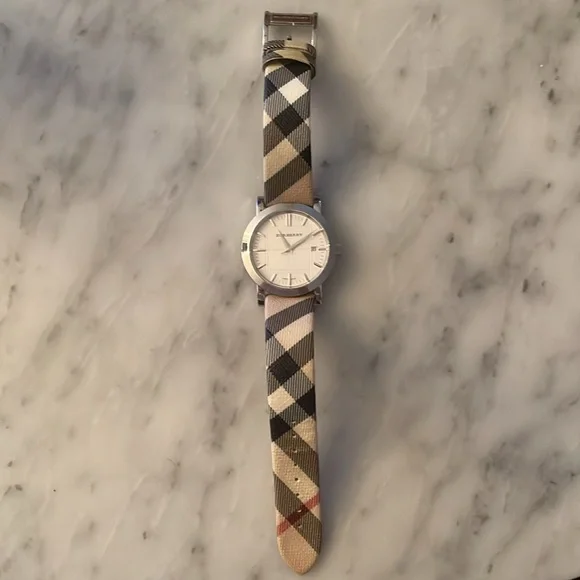BURBERRY authentic 50mm watch, worn 2x display picture 1